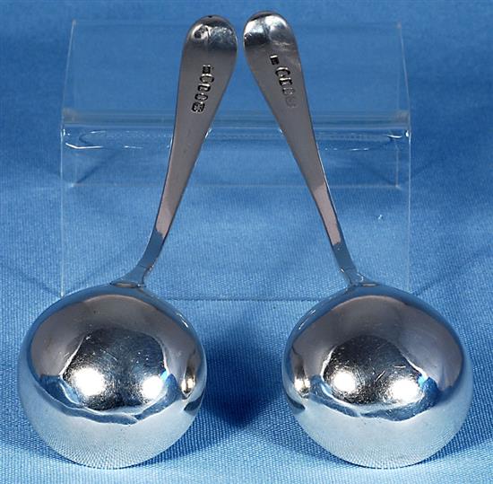 A cased pair of George V silver sauce boats and matching ladles, boat length 148mm, weight 8.8oz/276grms.